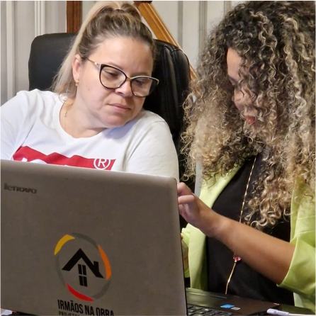 Equipa Irmãos na Obra a rever um projeto no atelier